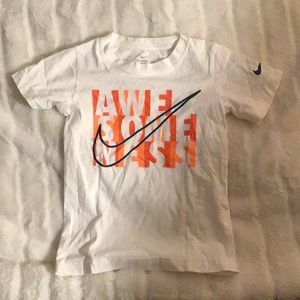 White/orange Nike boys tee